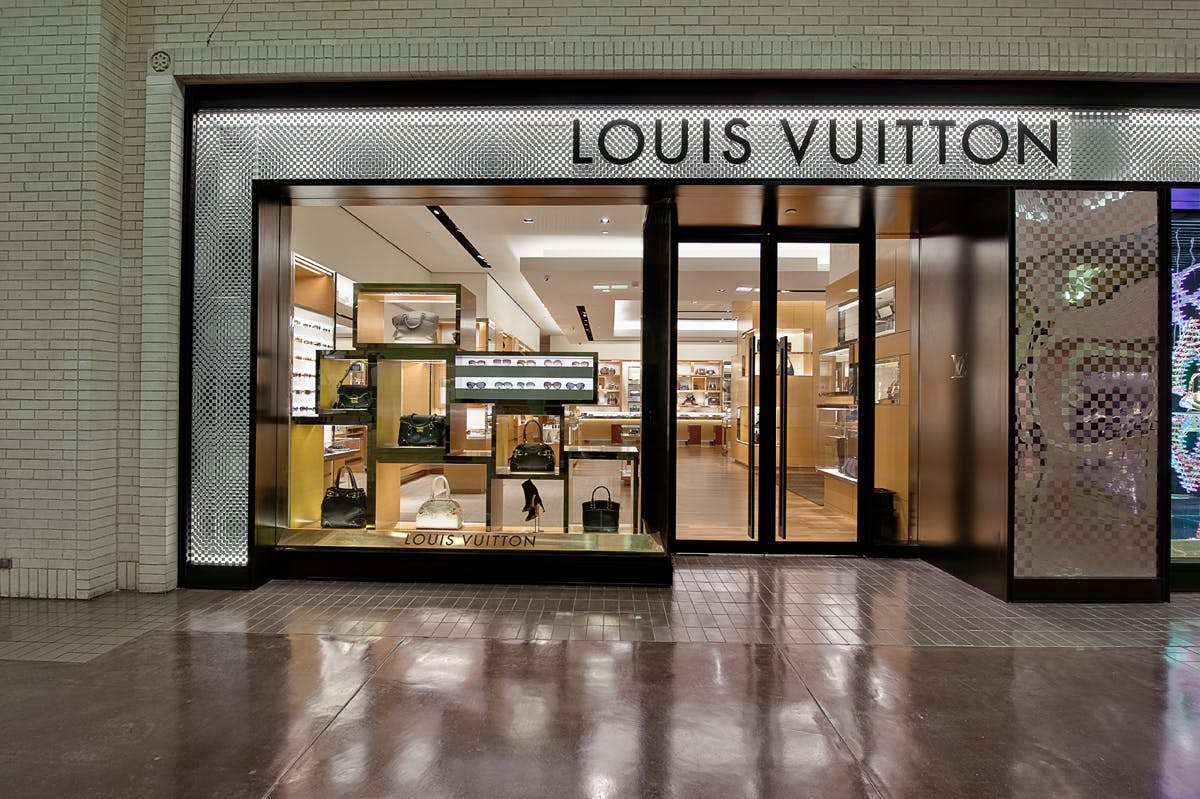 Shop Louis Vuitton 2023 Cruise Monogram Unisex Street Style Logo Earrings  M00925 by parbonheur  BUYMA